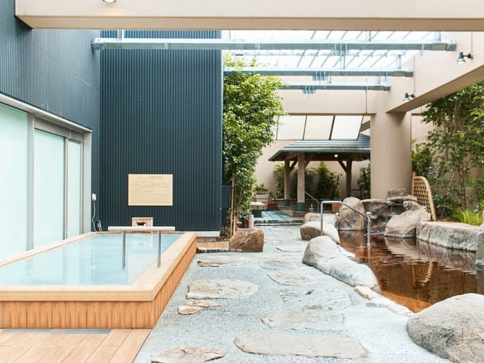 温度や効能の違う3種類の露天温泉。都心とは思えないほど広々していて、人との距離も気になりません