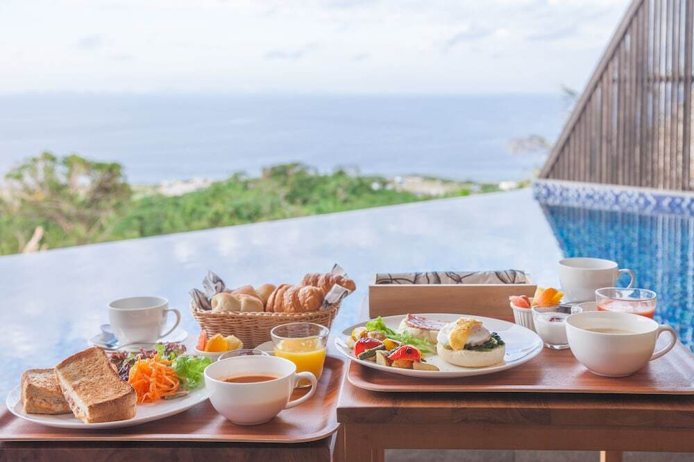 プールサイドでの朝食イメージ