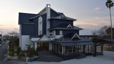 施設の正面 (日没後) / 2