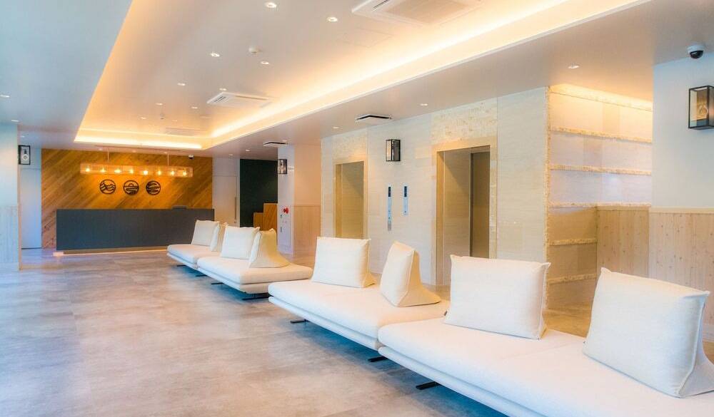 ロビーのソファ / 3