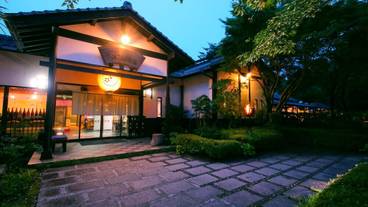 施設の正面 (日没後) / 3