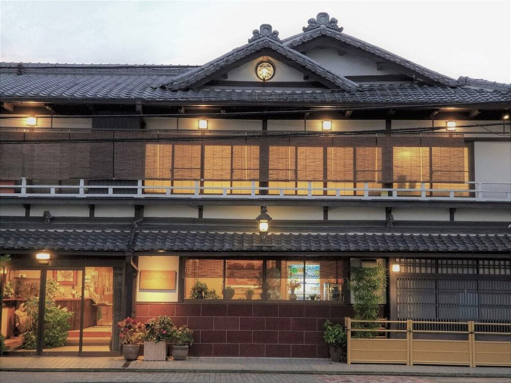 施設の正面 (日没後)