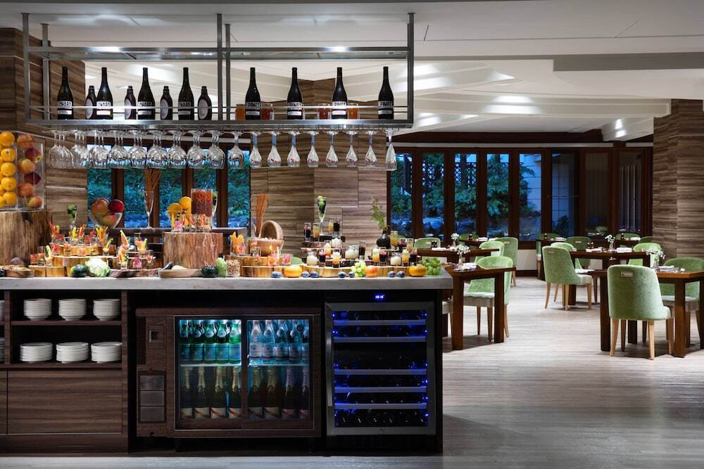 オープンキッチンもある開放的なレストラン♪3509359