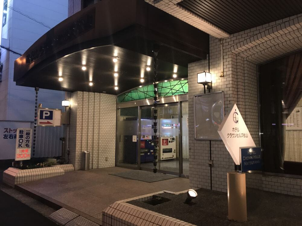 施設の正面 (日没後)