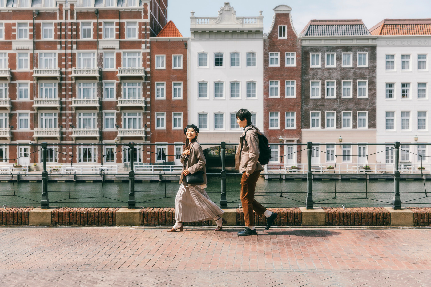 ふたりきりの部屋から眺める、非日常な光景「ホテルヨーロッパ」1955089