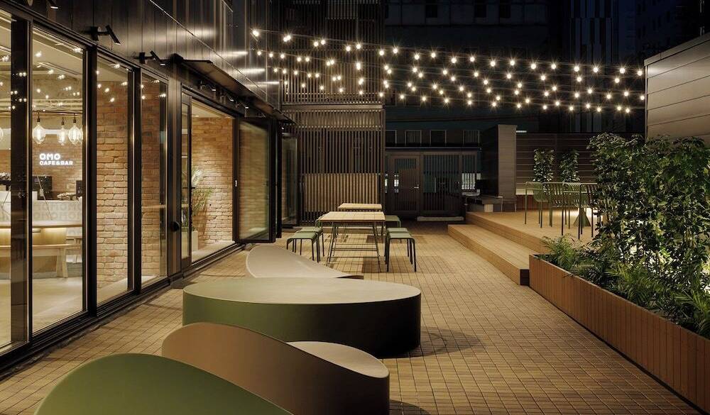 夜の屋外テラスの雰囲気 / 2