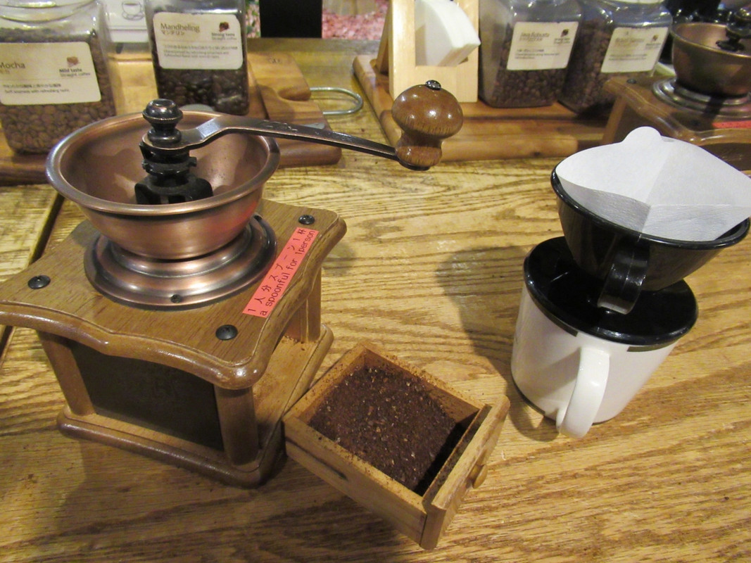 1Fのウェルカムドリンクのコーヒーは自分で豆を挽いて淹れる