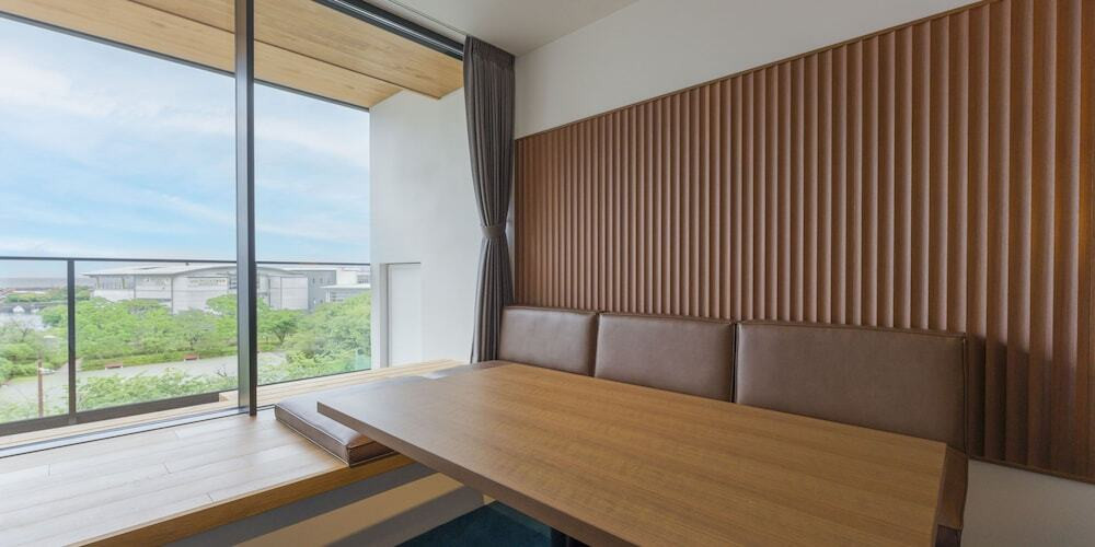 客室内のダイニングエリア