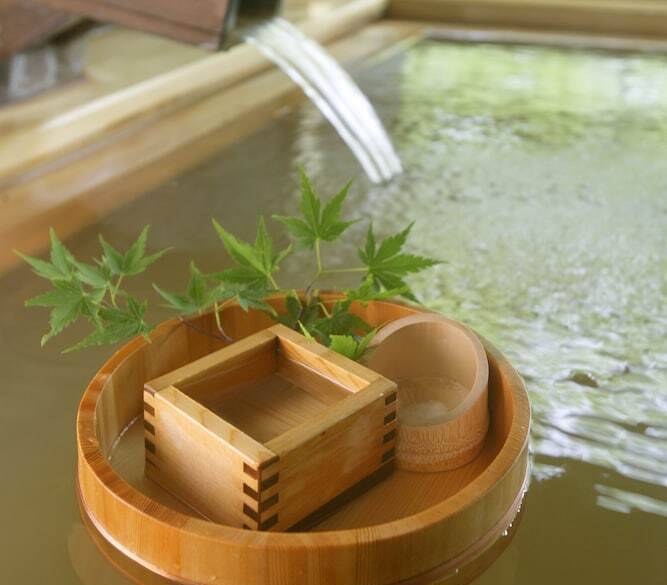 黄金色の湯に浸かって
疲れをリセット / 3