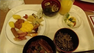 朝食、手前のがステーキ丼