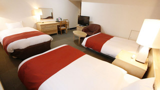 トリプルルームシングルサイズベッド 3 台喫煙可