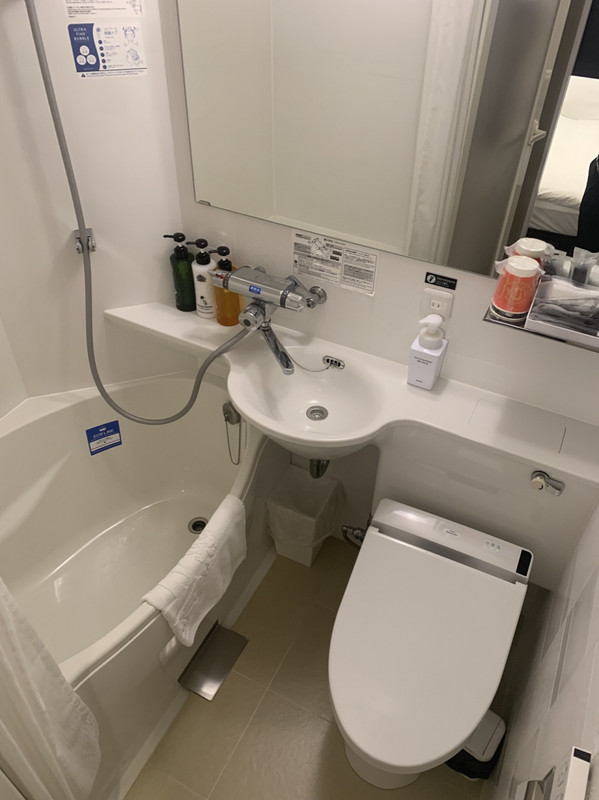 ユニットバスは小さめですが機能は十分