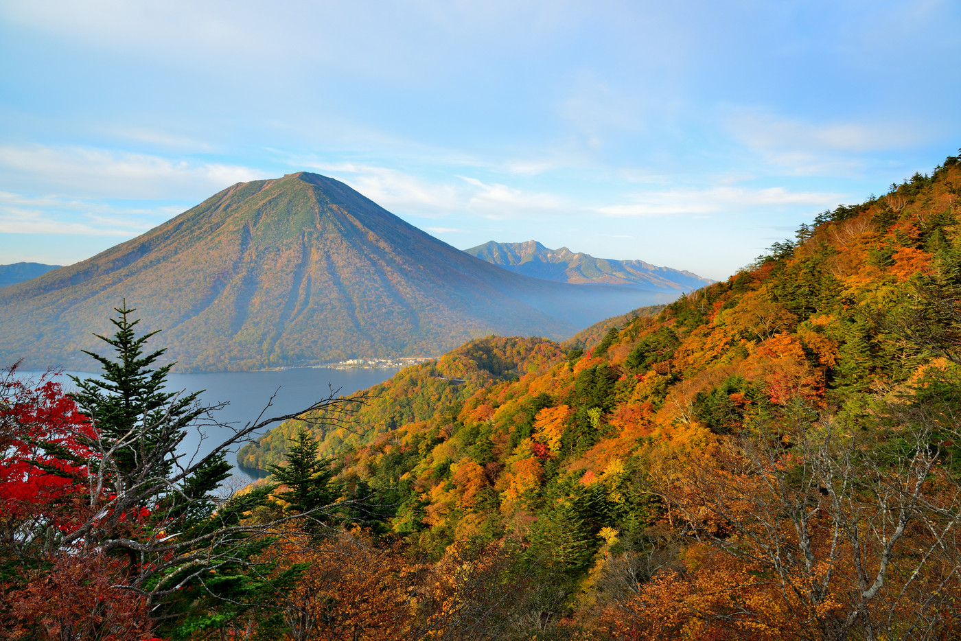 秋の半月山から観る中禅寺湖　紅葉の風景