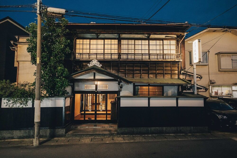 施設の正面 (日没後)