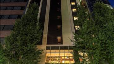 施設の正面 (日没後) / 2