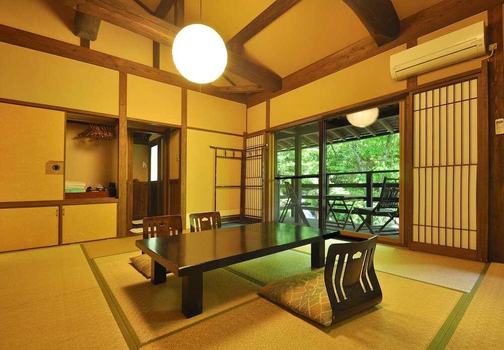 客室内のダイニングエリア