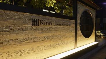 施設の正面 (日没後) / 8