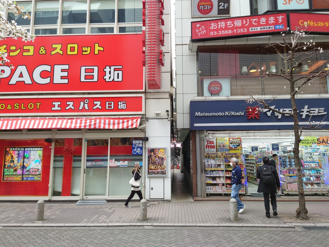 この隙間を行く