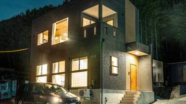 施設の正面 (日没後) / 2