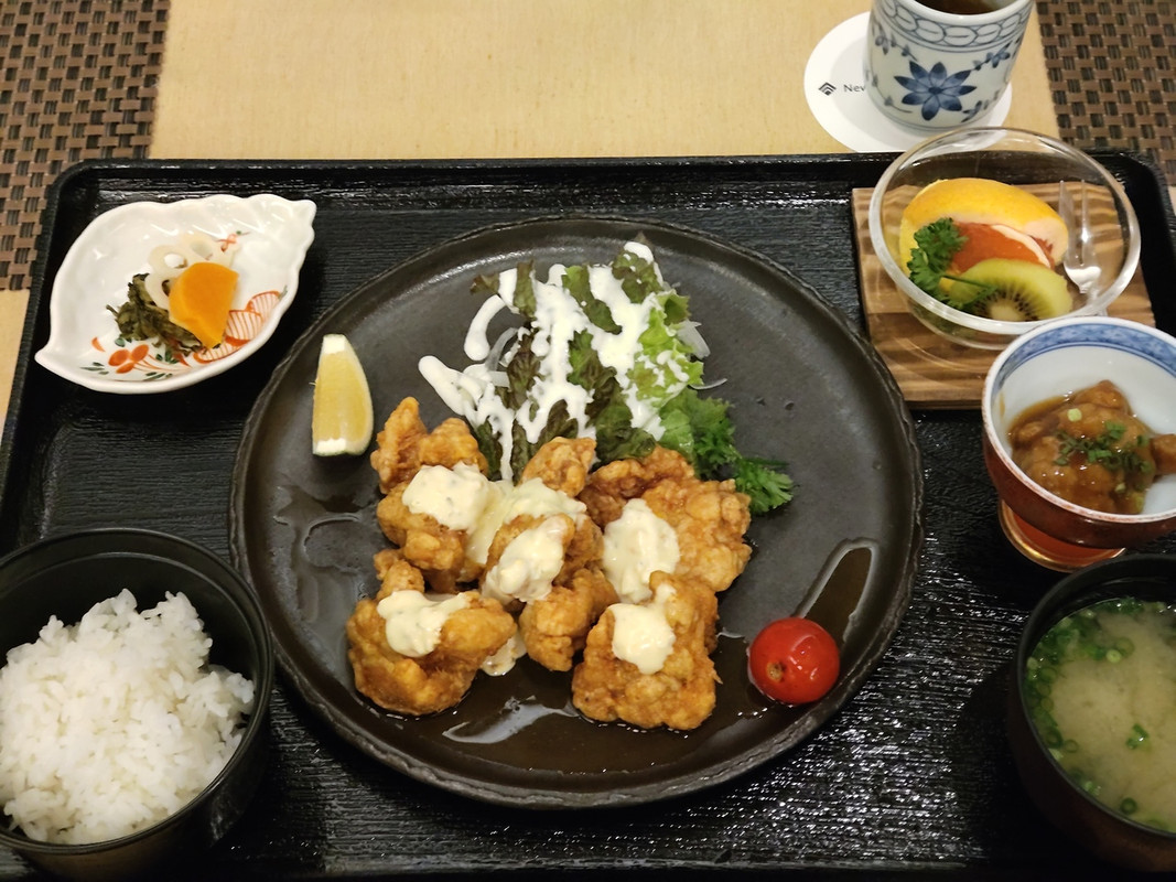 一階レストランのチキン南蛮