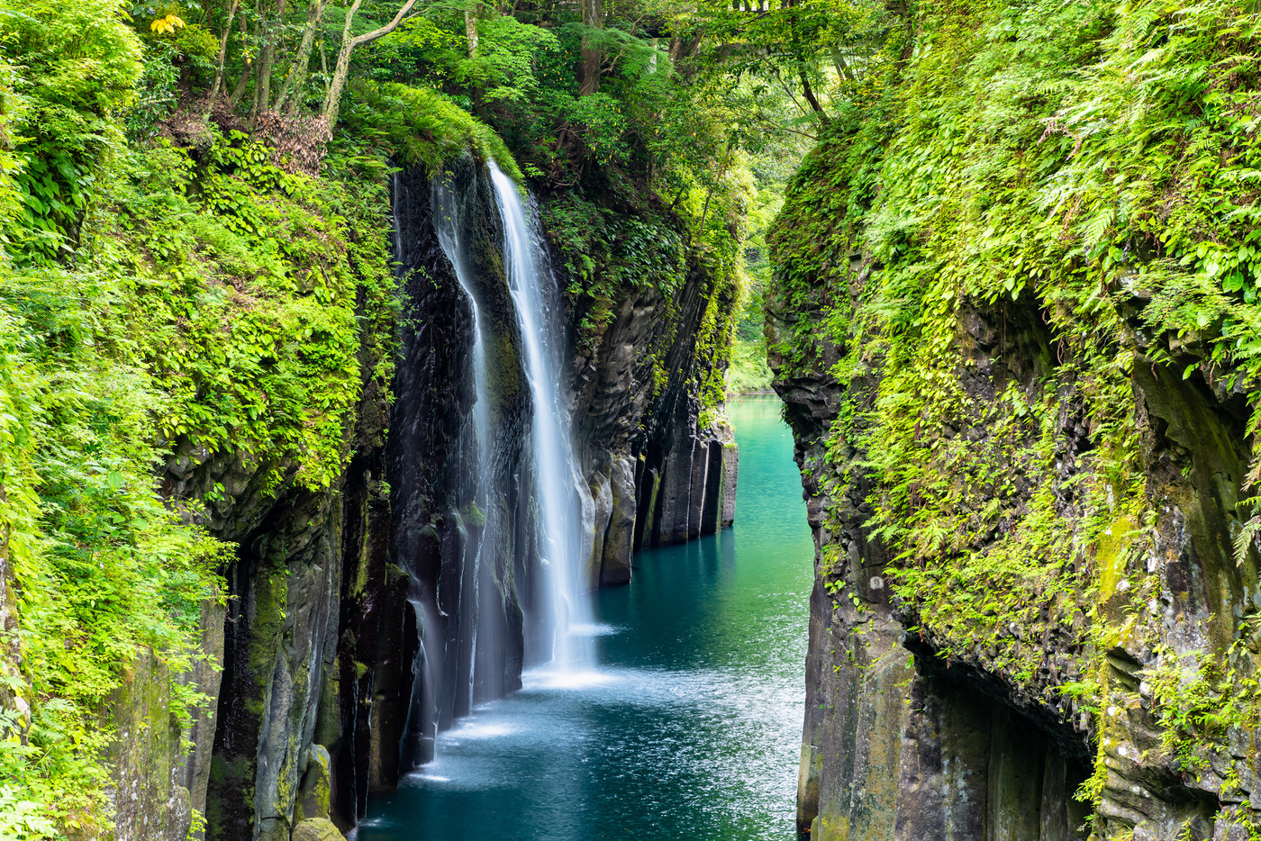 宮崎県　新緑の高千穂峡　～真名井の滝～