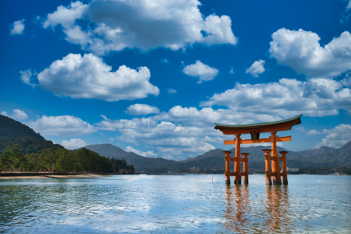 安芸の宮島・厳島神社の赤い鳥居