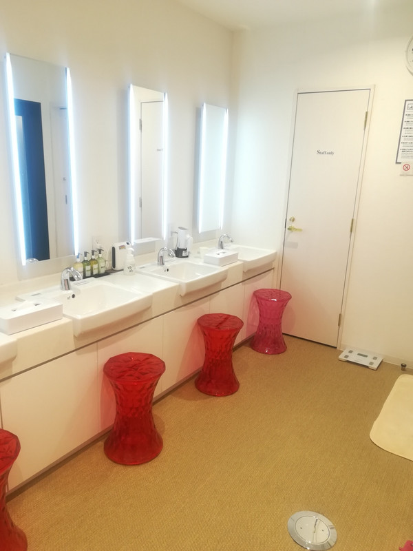 洗面台。椅子はなぜこの色なのか？？