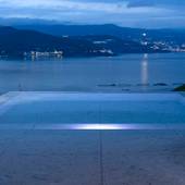 時間を旅する宿 海のはな（静岡県 旅館）：「離れ 海いろ別邸」のゲスト専用の貸切露天風呂。海や空と一体化したような気分になれる極上空間。 / 2