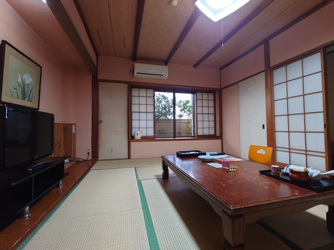 部屋の様子。広くゆったりしているものの古さは隠せません。