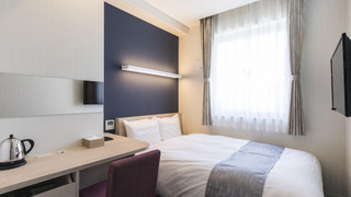 セミダブルルーム ダブルベッド1台 禁煙 無料軽朝食つき