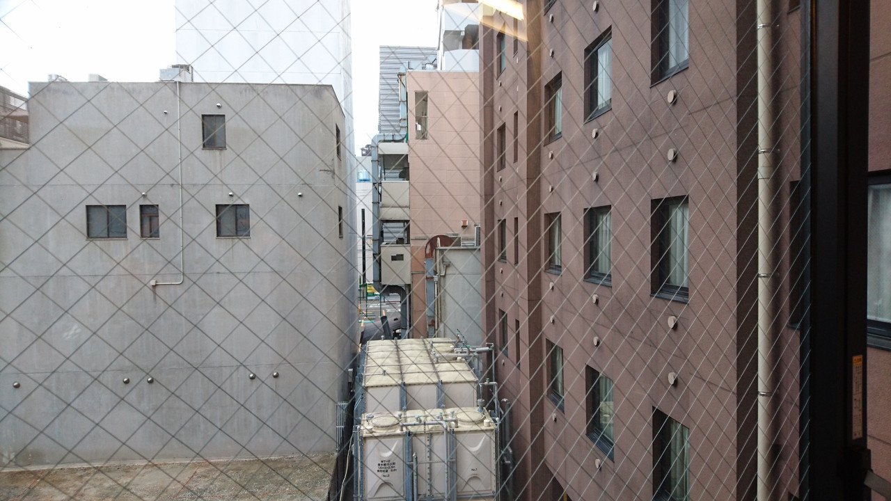 部屋からの景色は雑居ビルばかりでした。