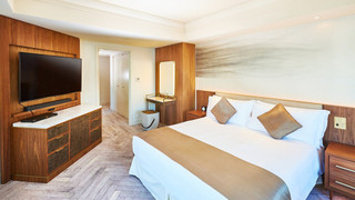 ジュニア スイート キングベッド 1 台 リバービュー (Mid Floor)