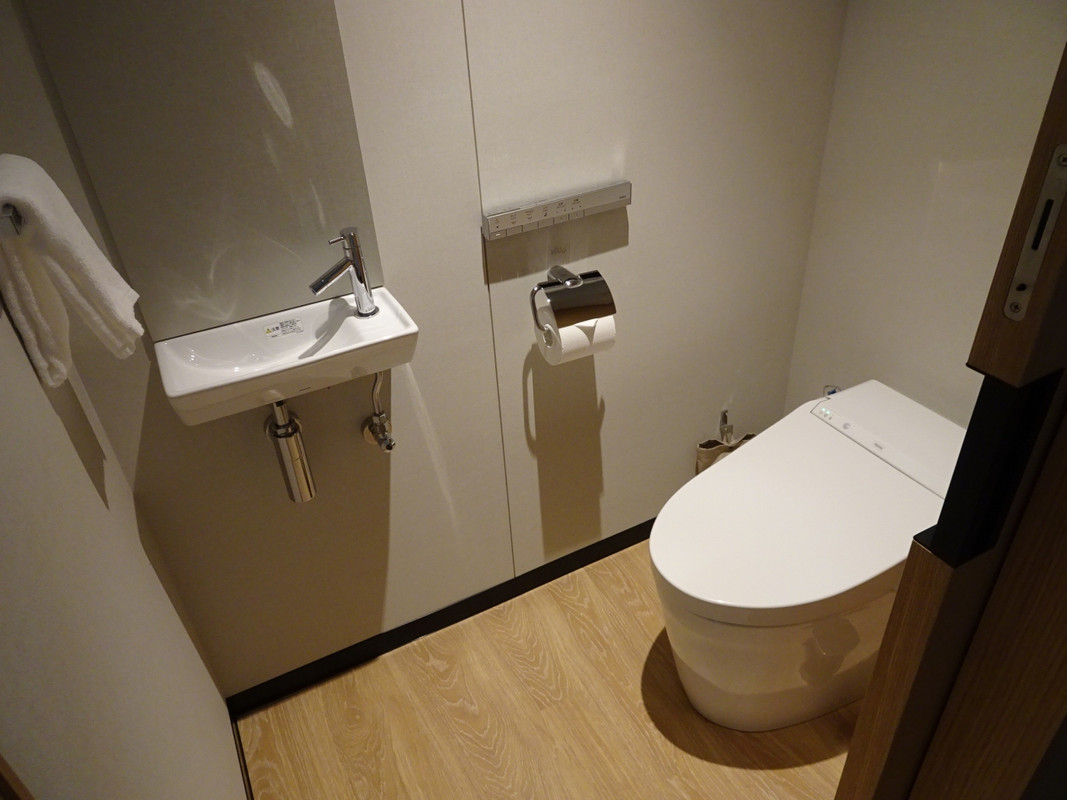 トイレは、蓋まで全自動