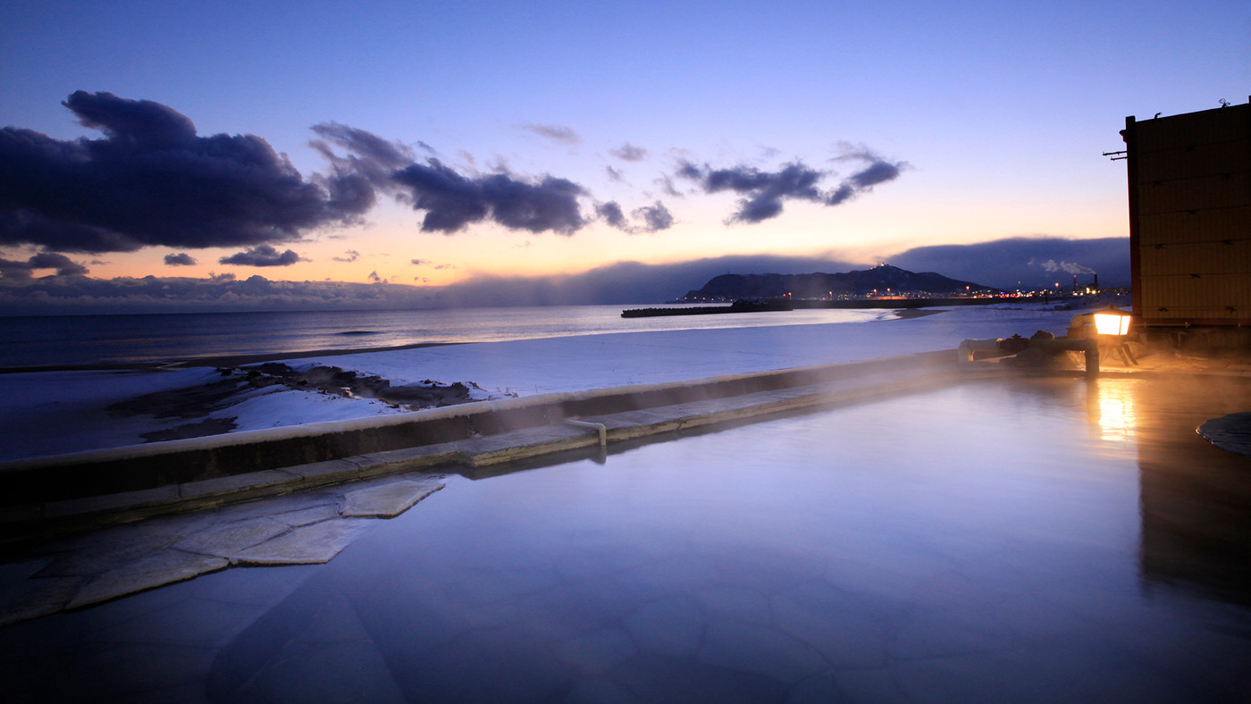お湯に浸かりながら、雄大な津軽海峡を眺める至福のひとときを3385696