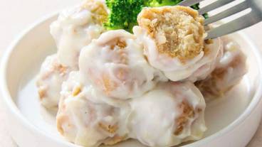 朝食ブッフェ おから肉団子とブロッコリーのホワイトソース / 4