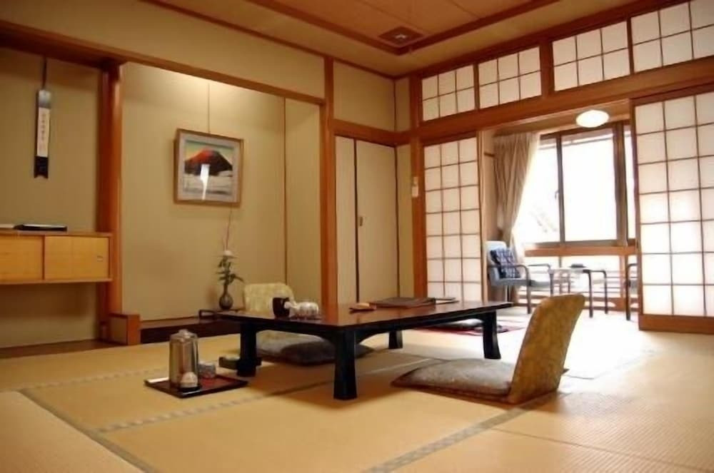客室内のダイニングエリア