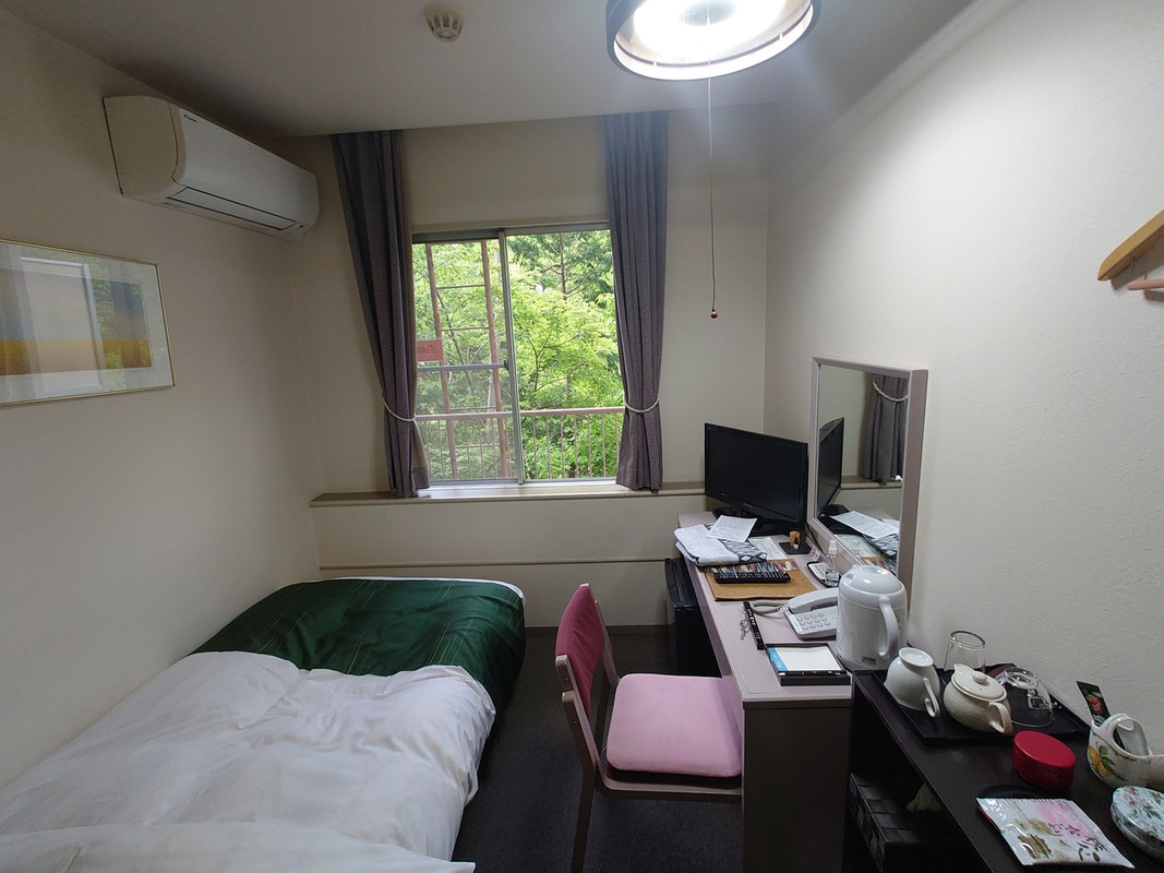 宿泊したシングルルーム。狭くて古いです…