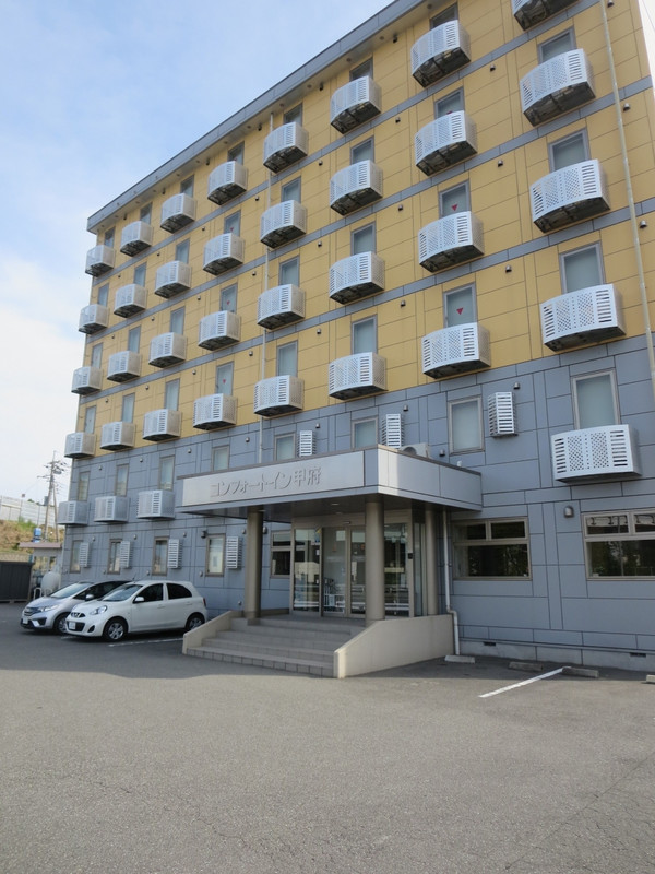 国道20号線に面して建っています。駐車場は30台ほどあります