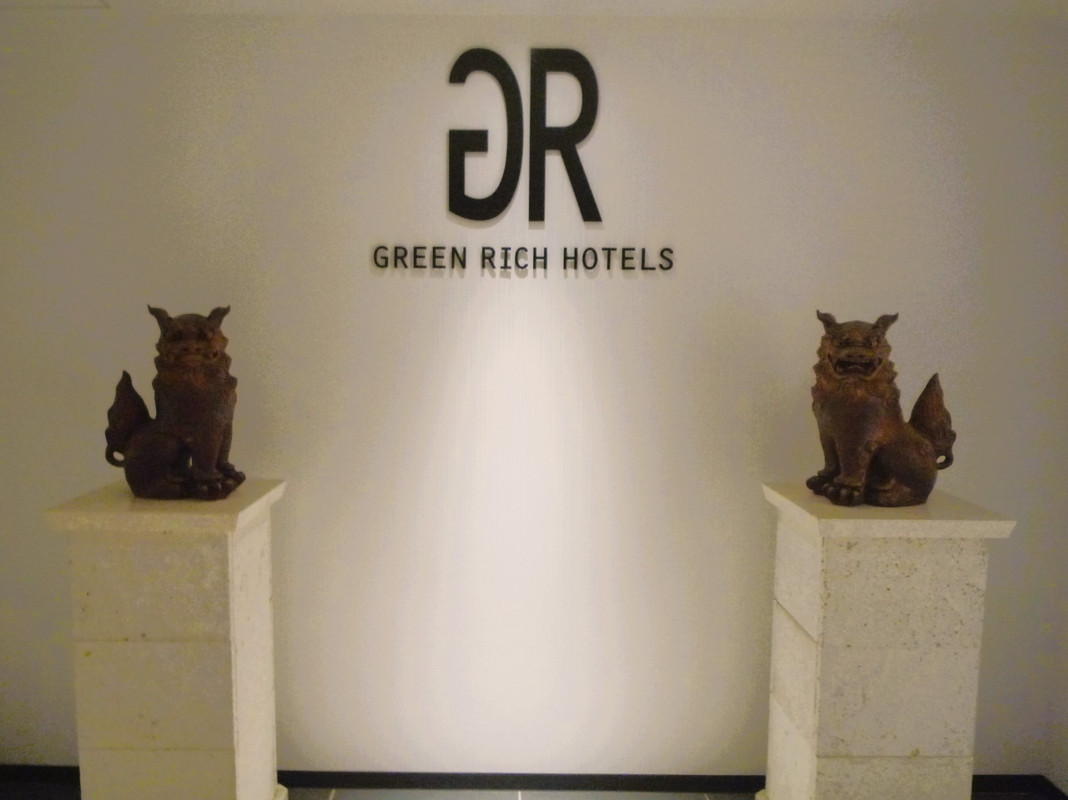 1階入口で迎えるシーサー