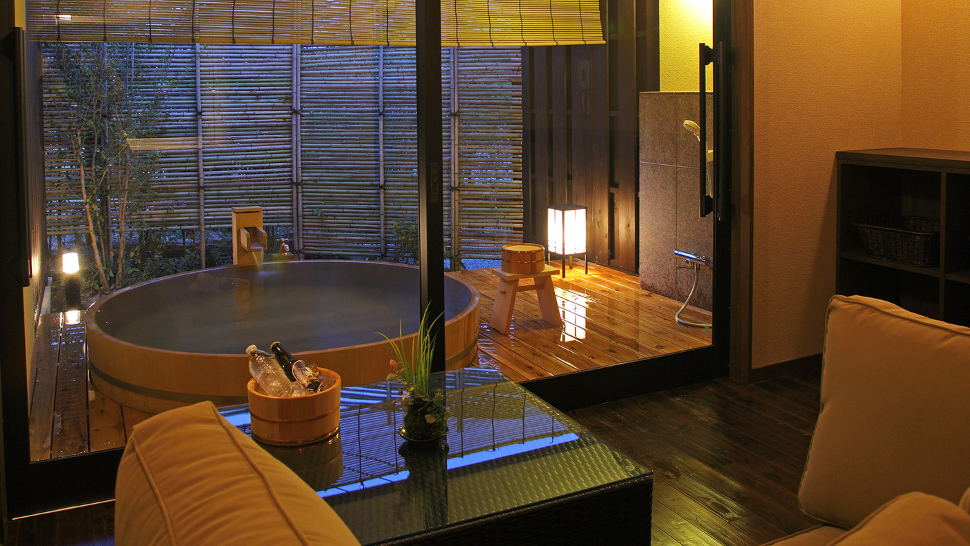 源泉かけ流しの貸切風呂で2人だけの温泉時間を満喫4019170