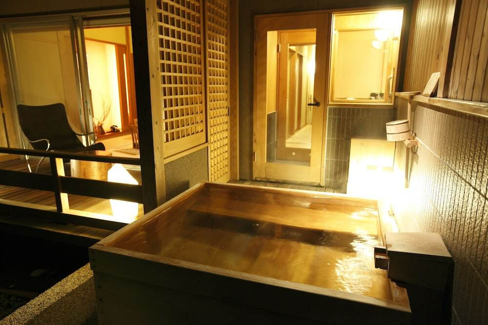 源泉かけ流しの露天風呂付き「離れ」で贅沢しよう3392629