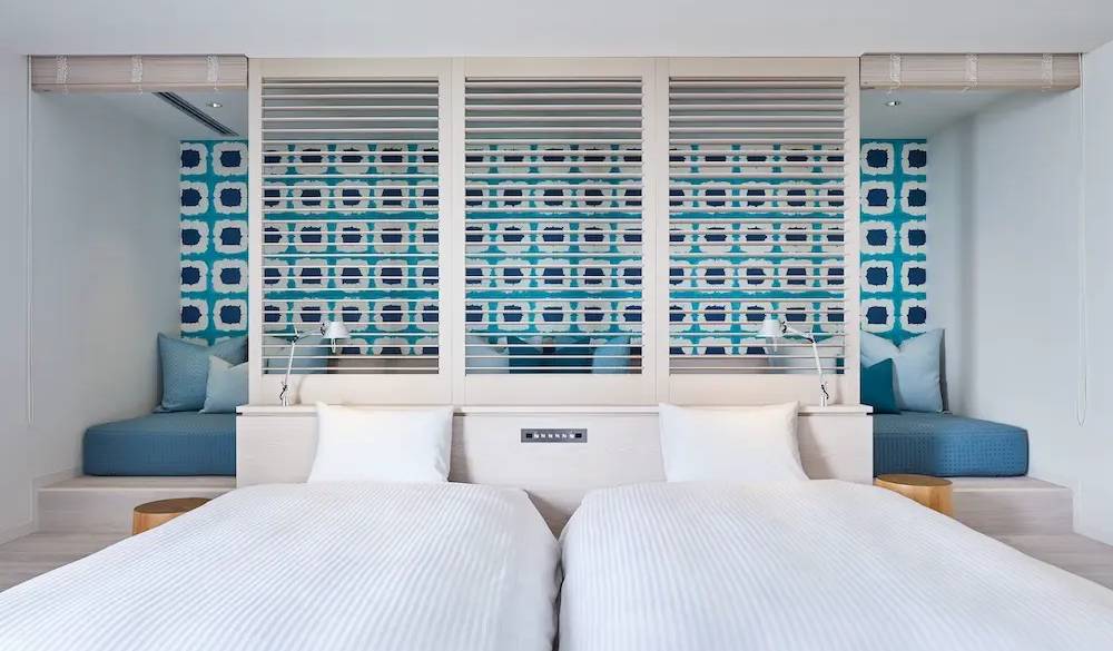 ローベッドが置かれたベッドルームが2つあり、夜はプライベートも保てます。最大6名まで宿泊できるので、3世代旅行やお子様連れのグループ旅にも人気。