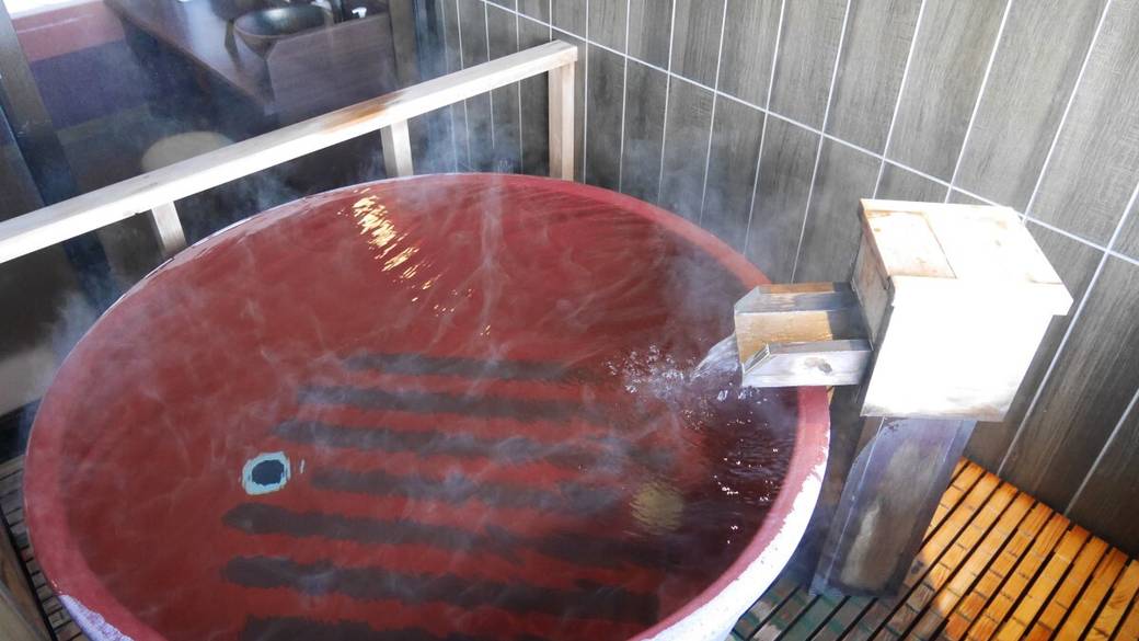 源泉かけ流しの温泉を
大浴場や貸切風呂で堪能 / 3