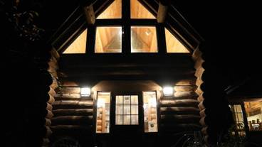 施設の正面 (日没後) / 4