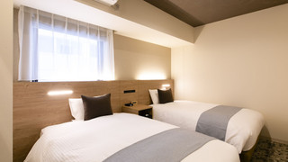 【禁煙】ユニバーサルツインルーム/26㎡/120 ㎝ 幅ベッド2台/2名迄