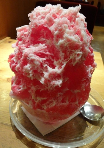 「コメダ珈琲店 エスカ店」料理 1205451 いちごミルク550円　※巨大マウンテン！