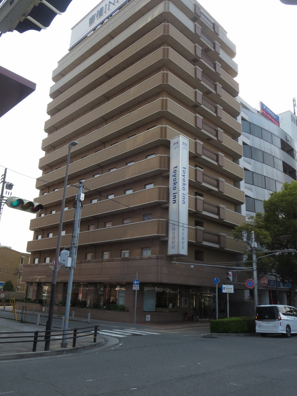 阪神尼崎駅南口から見るホテルです。駅から至近距離です。