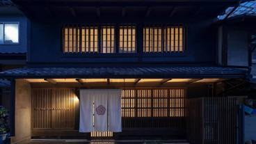 施設の正面 (日没後) / 2