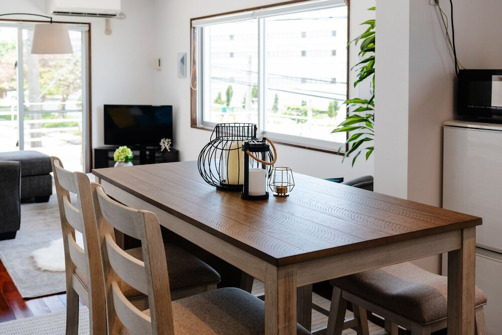 客室内のダイニングエリア