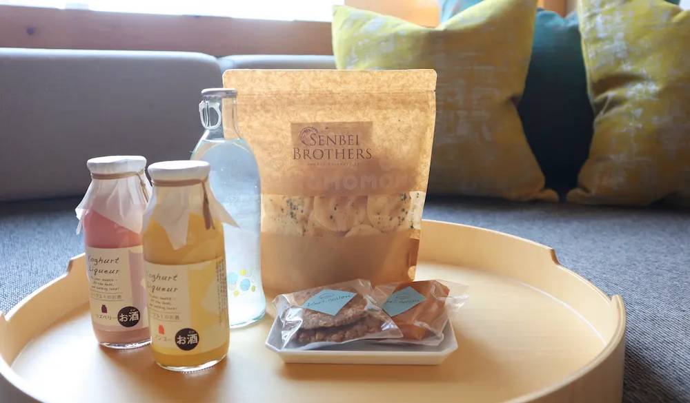 ソファに置かれた木のトレーはちょっとしたテーブル代わりになります。ショップでおつまみを買ったり、近所のグルメをテイクアウトするのもアリ◎